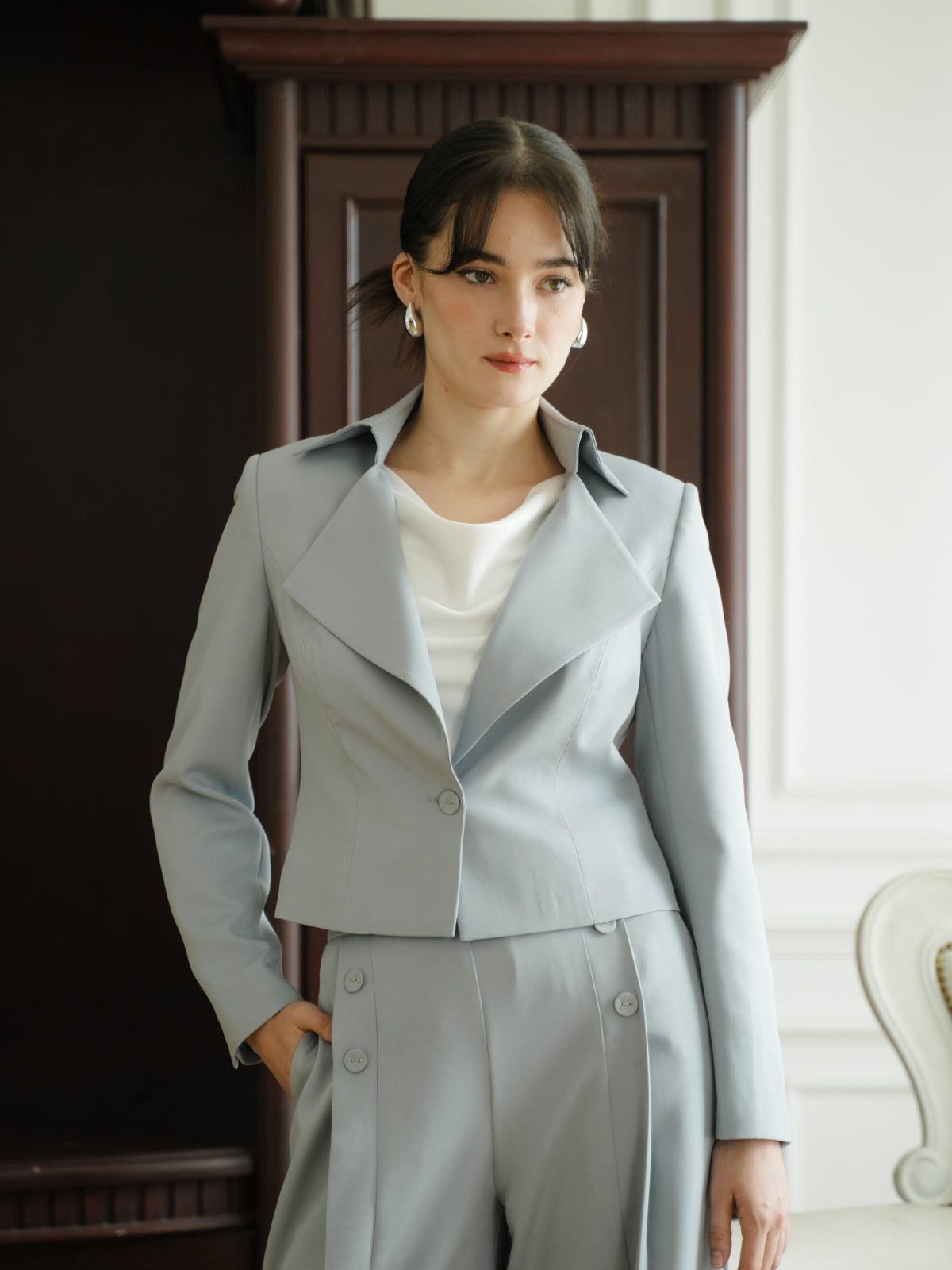INVIO Regita Wide Lapel Cropped Blazer | Jas Wanita - Aurist