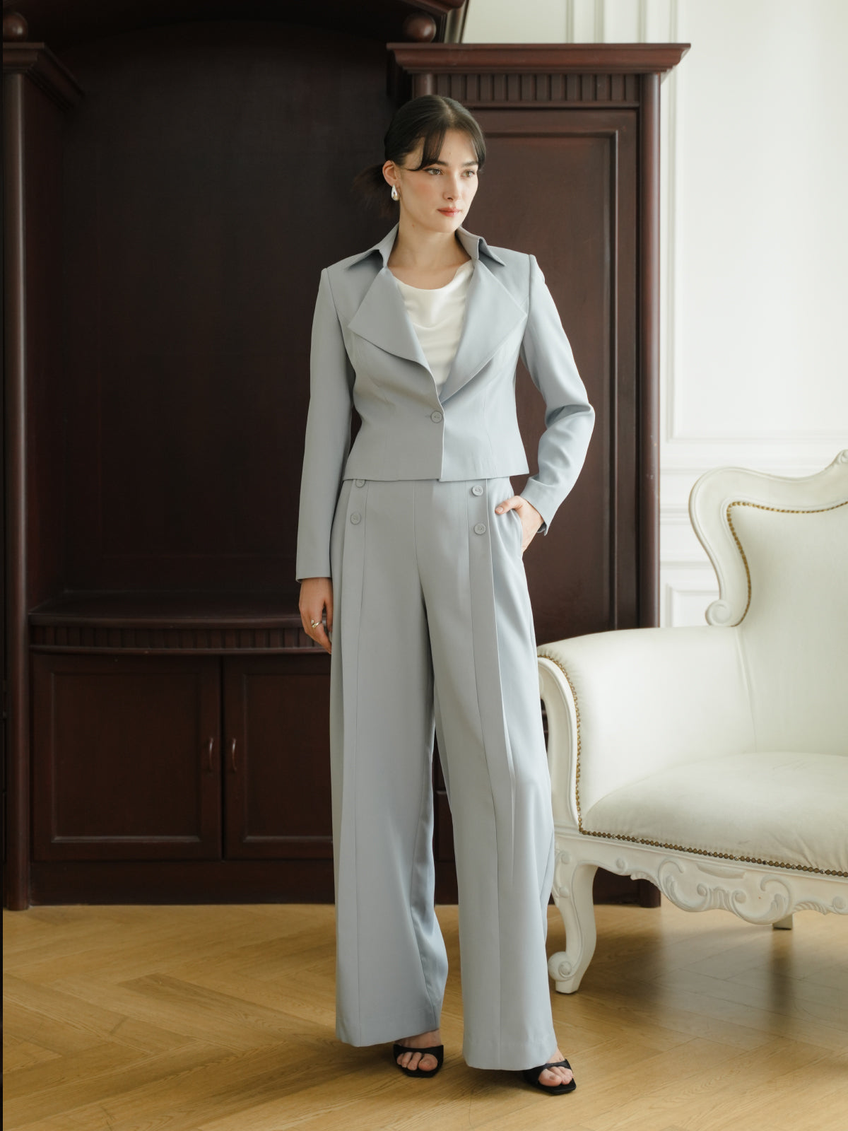 INVIO Regita Wide Lapel Cropped Blazer | Jas Wanita - Aurist