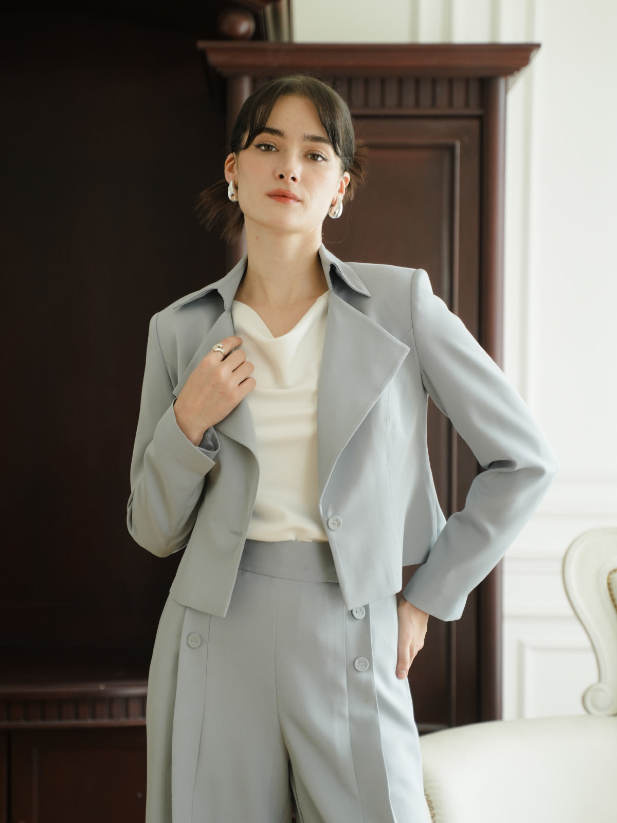 INVIO Regita Wide Lapel Cropped Blazer | Jas Wanita - Aurist
