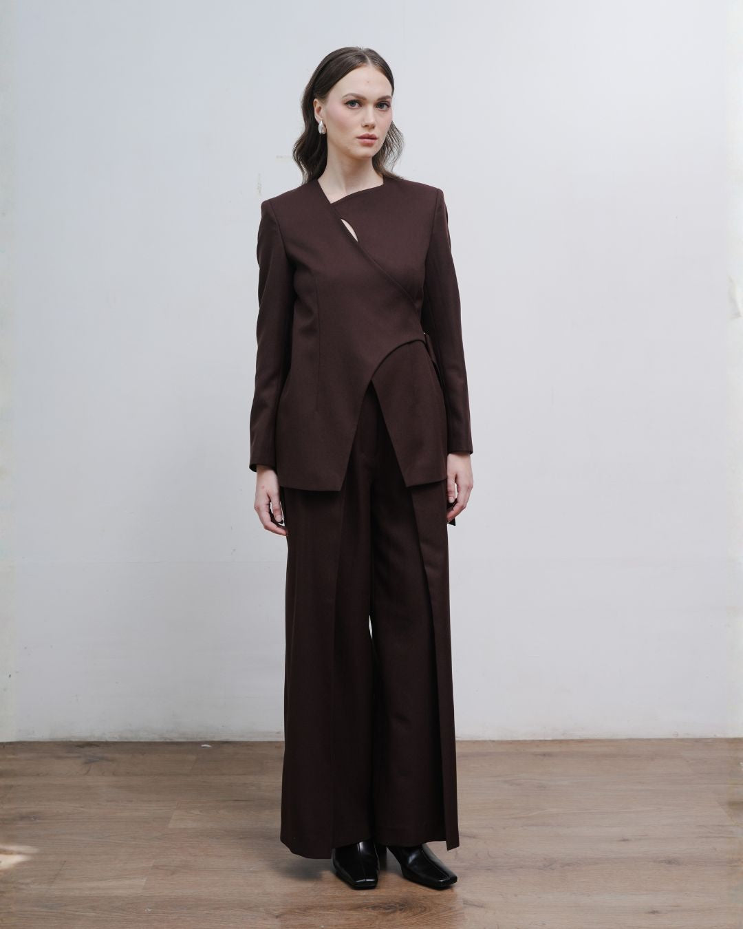 INVIO Zevaya Keyhole Buckle Blazer | Jas Wanita - Atelier Collection