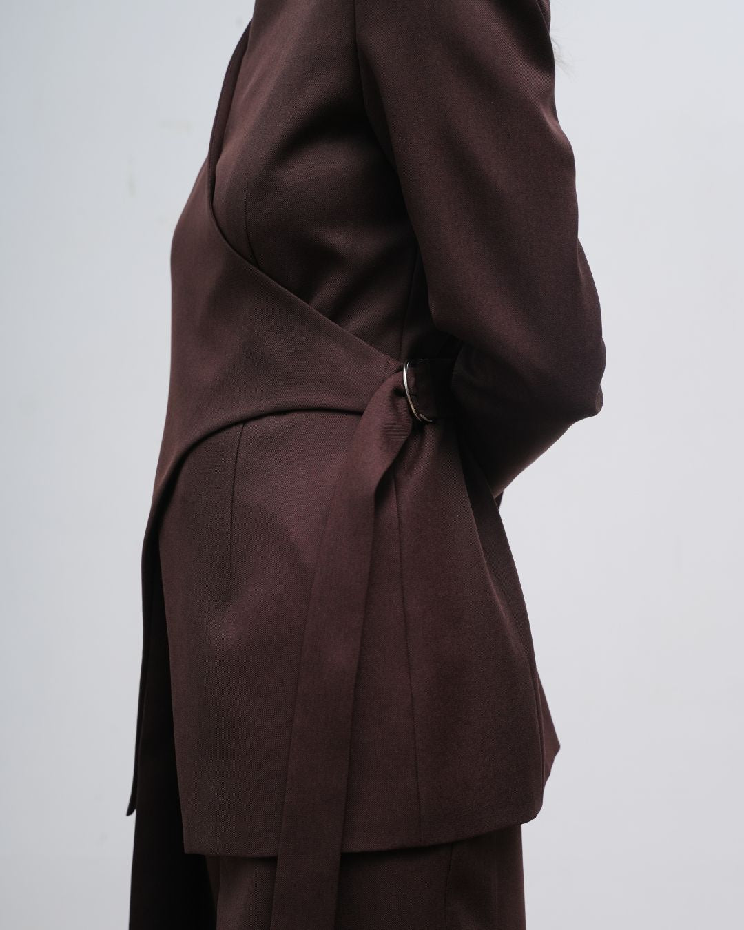 INVIO Zevaya Keyhole Buckle Blazer | Jas Wanita - Atelier Collection