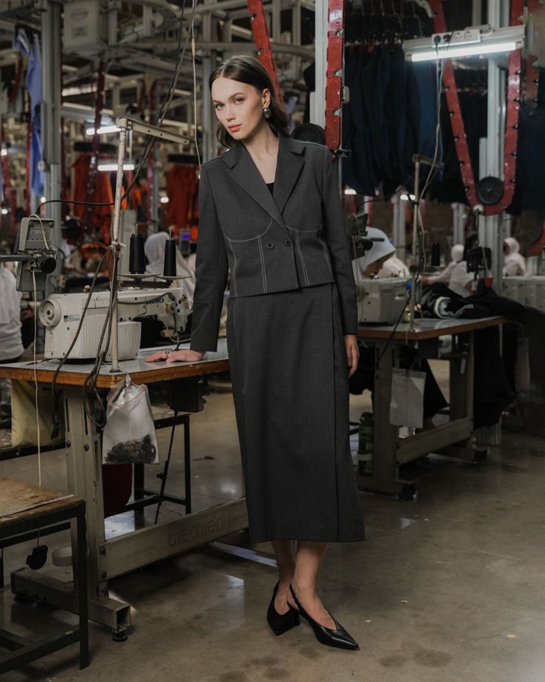INVIO Zadie Contrast Stitch Crop Blazer | Jas Wanita - Atelier Collection