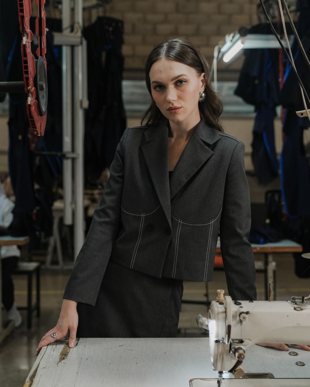 INVIO Zadie Contrast Stitch Crop Blazer | Jas Wanita - Atelier Collection