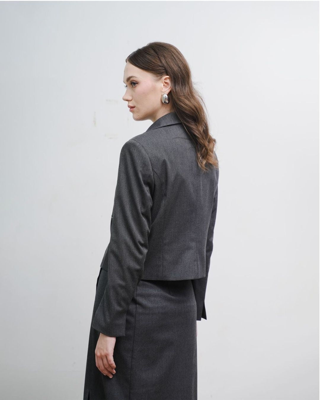 INVIO Zadie Contrast Stitch Crop Blazer | Jas Wanita - Atelier Collection