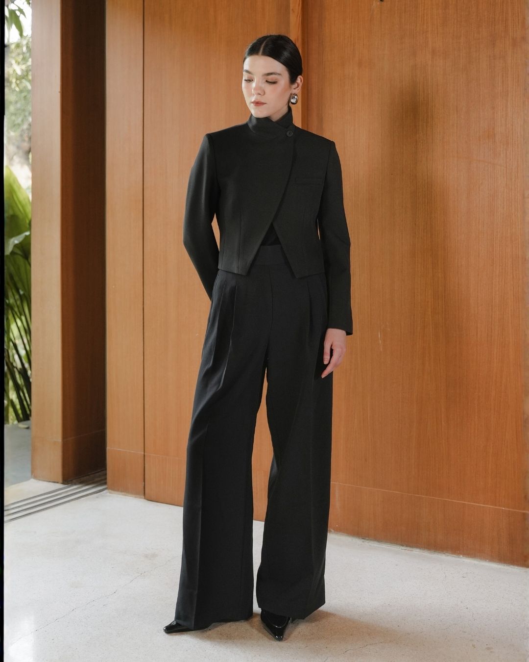 INVIO Berena Cropped High Neck Blazer | Jas Wanita - Amber Collection