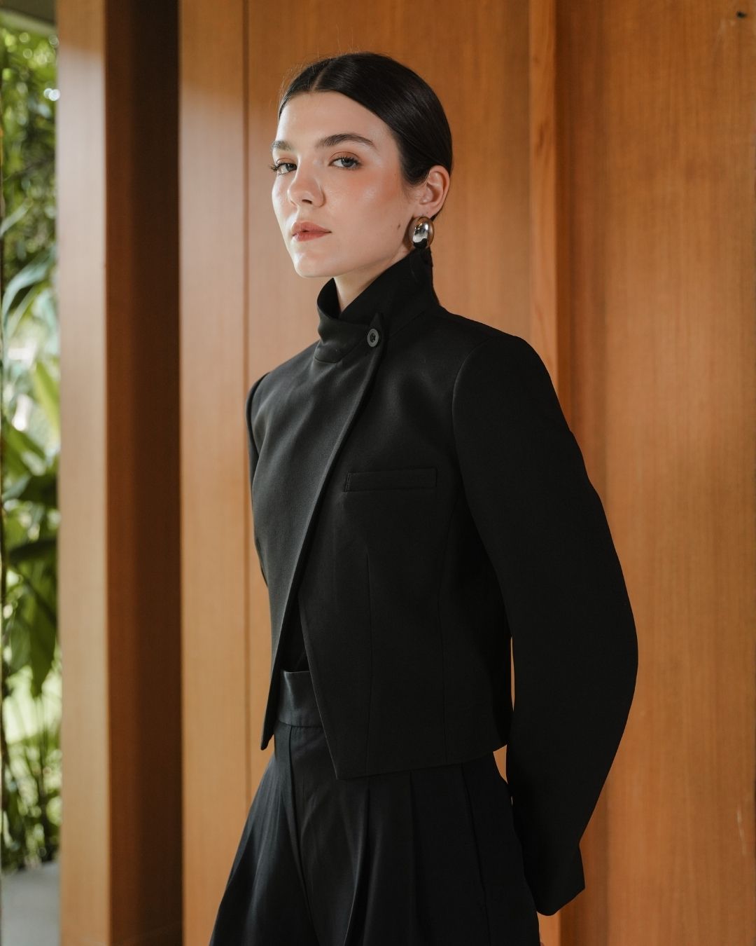 INVIO Berena Cropped High Neck Blazer | Jas Wanita - Amber Collection