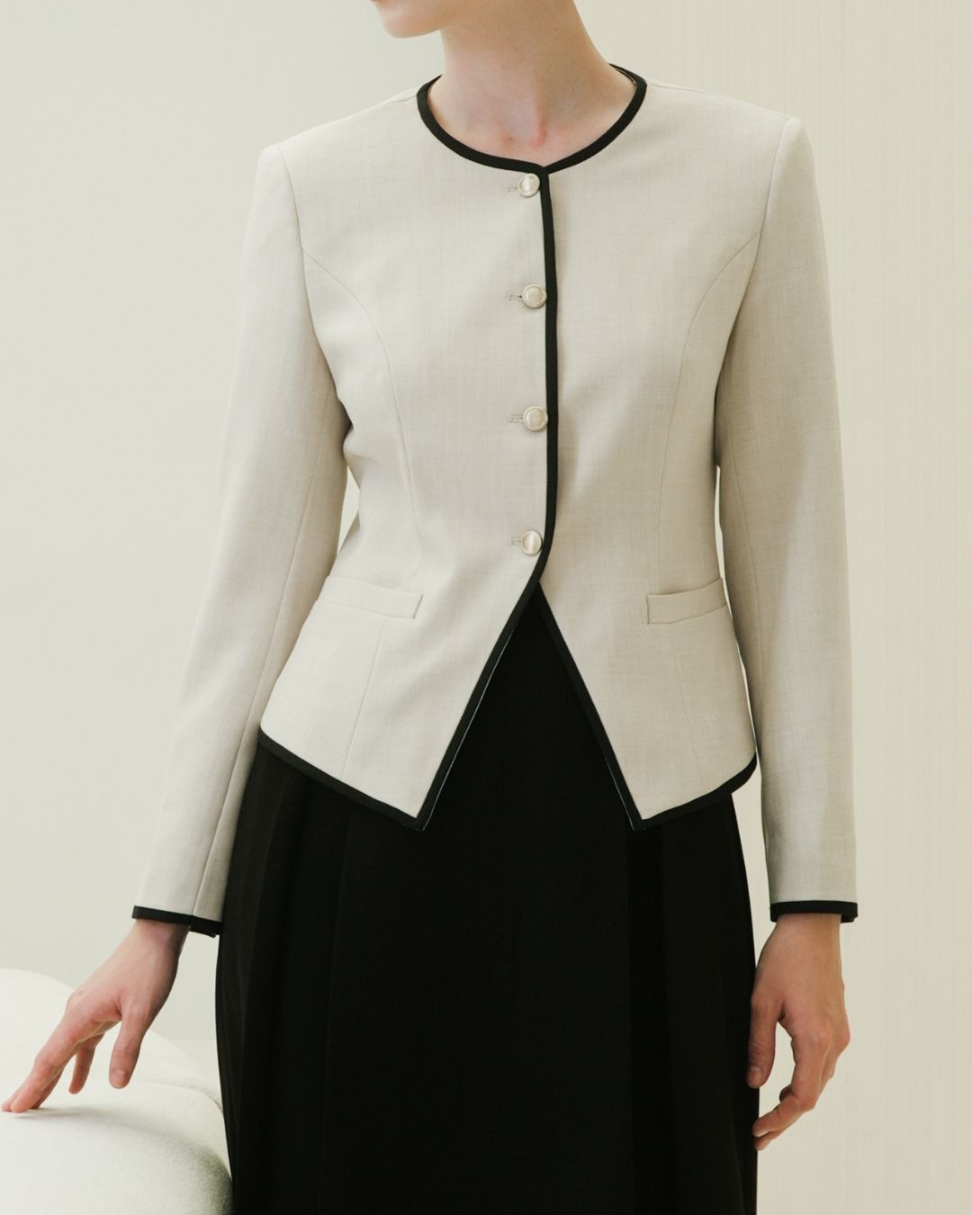 INVIO Arabela Contrast Trim Blazer | Jas Wanita - Leanne Collection