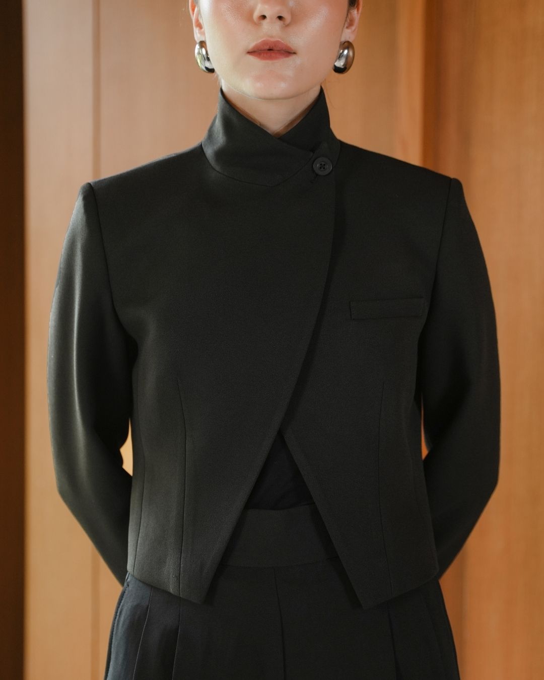 INVIO Berena Cropped High Neck Blazer | Jas Wanita - Amber Collection