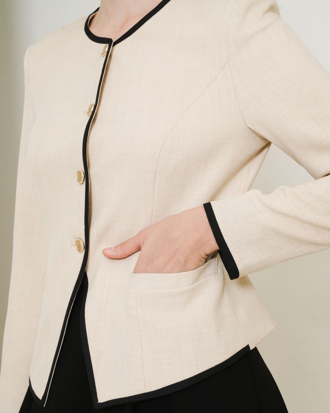 INVIO Arabela Contrast Trim Blazer | Jas Wanita - Leanne Collection
