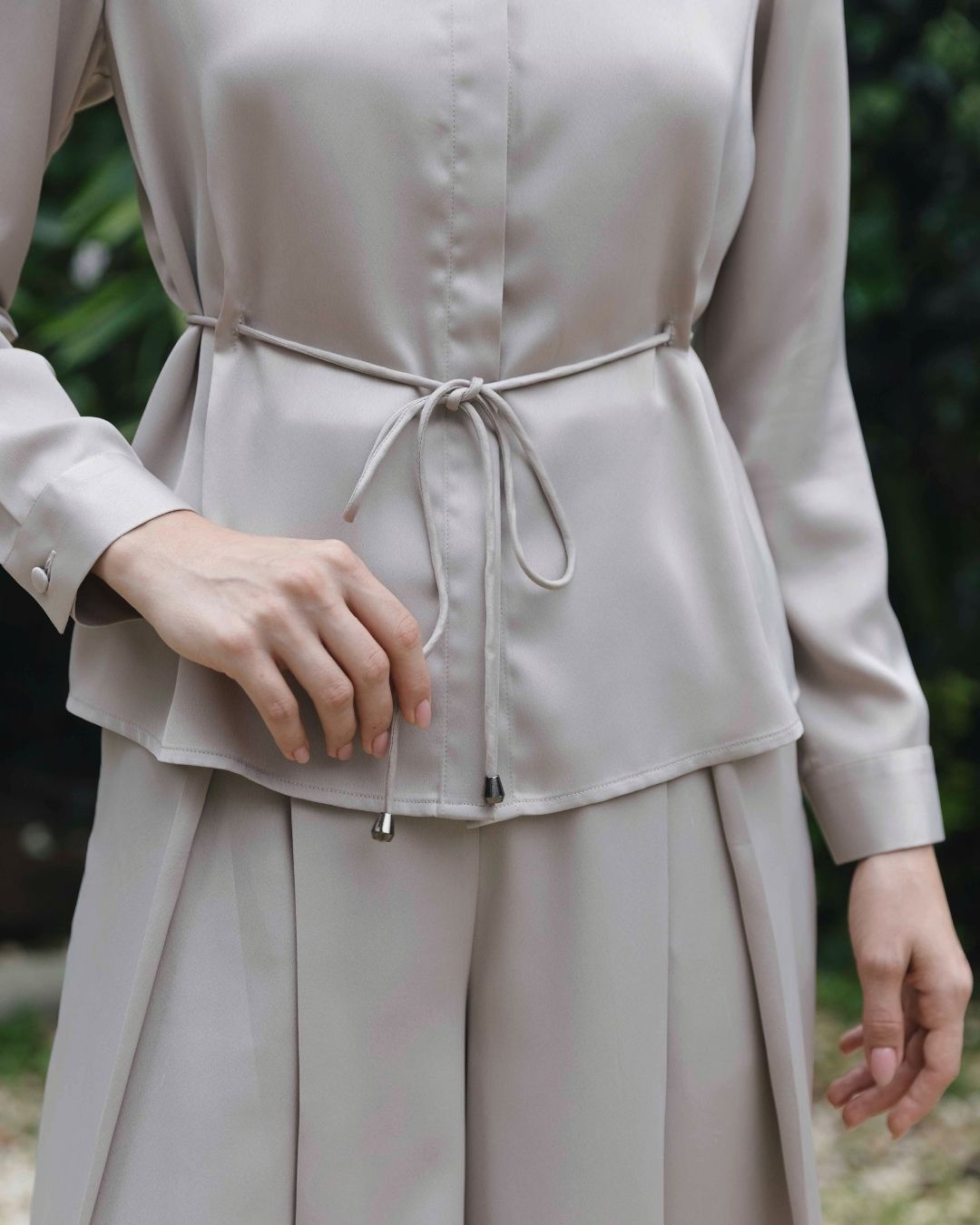 INVIO Tesya Cinched Grace Shirt | Atasan Wanita - Luminescence