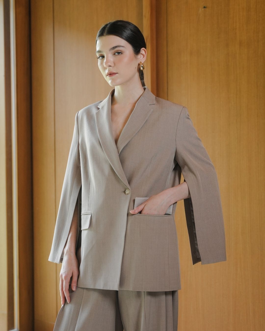 INVIO Brietta Button Convertible Sleeve Blazer | Jas Wanita - Amber Collection