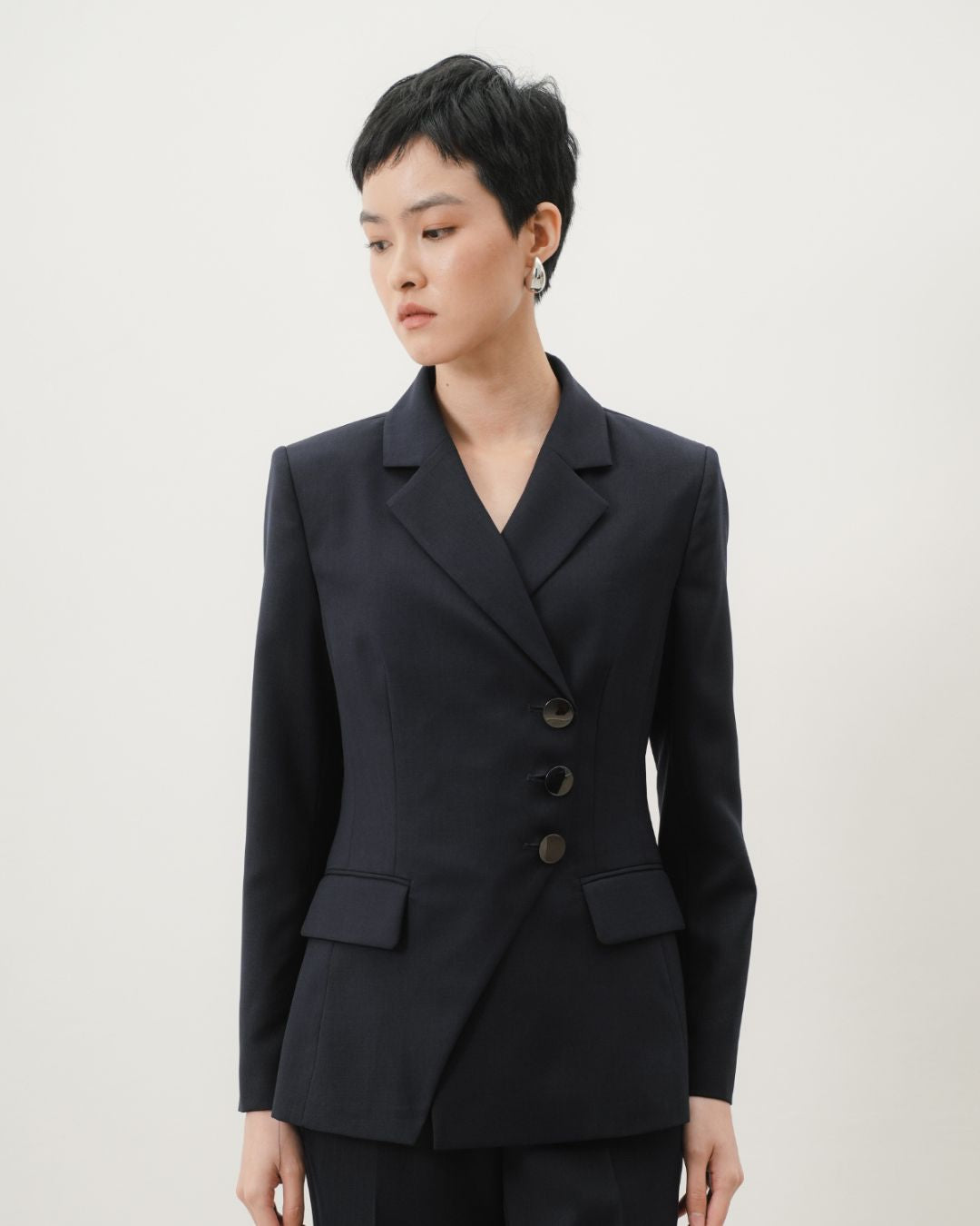 INVIO Valenia Angled Cut Blazer | Jas Wanita