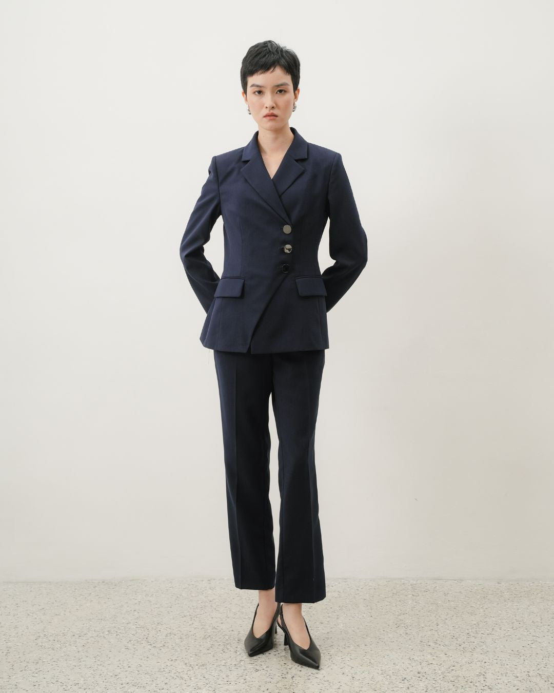 INVIO Valenia Angled Cut Blazer | Jas Wanita