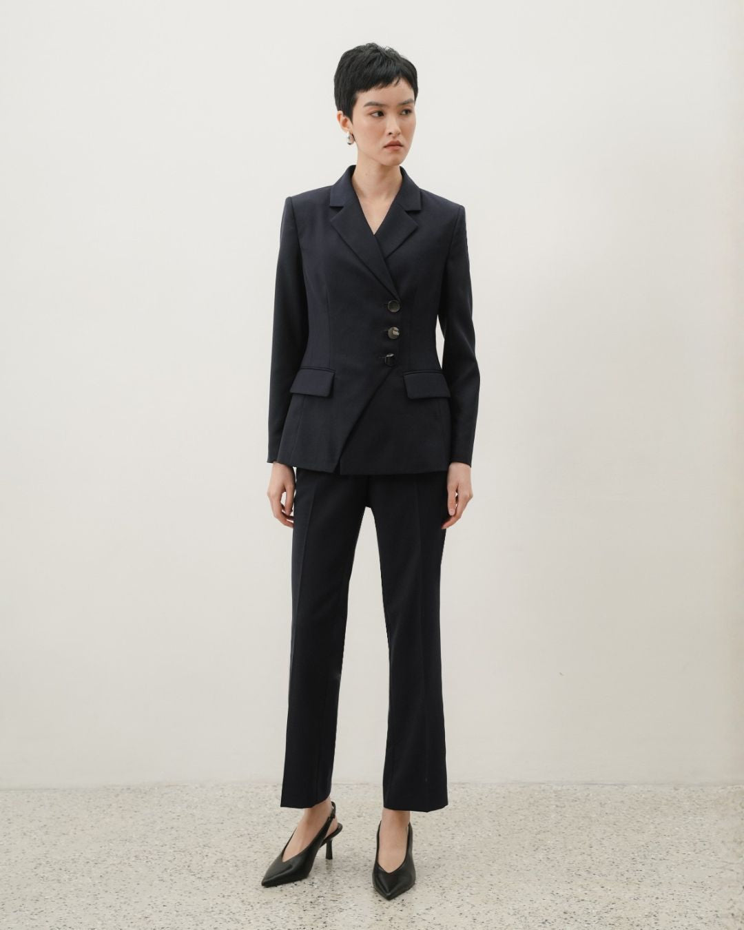 INVIO Valenia Angled Cut Blazer | Jas Wanita