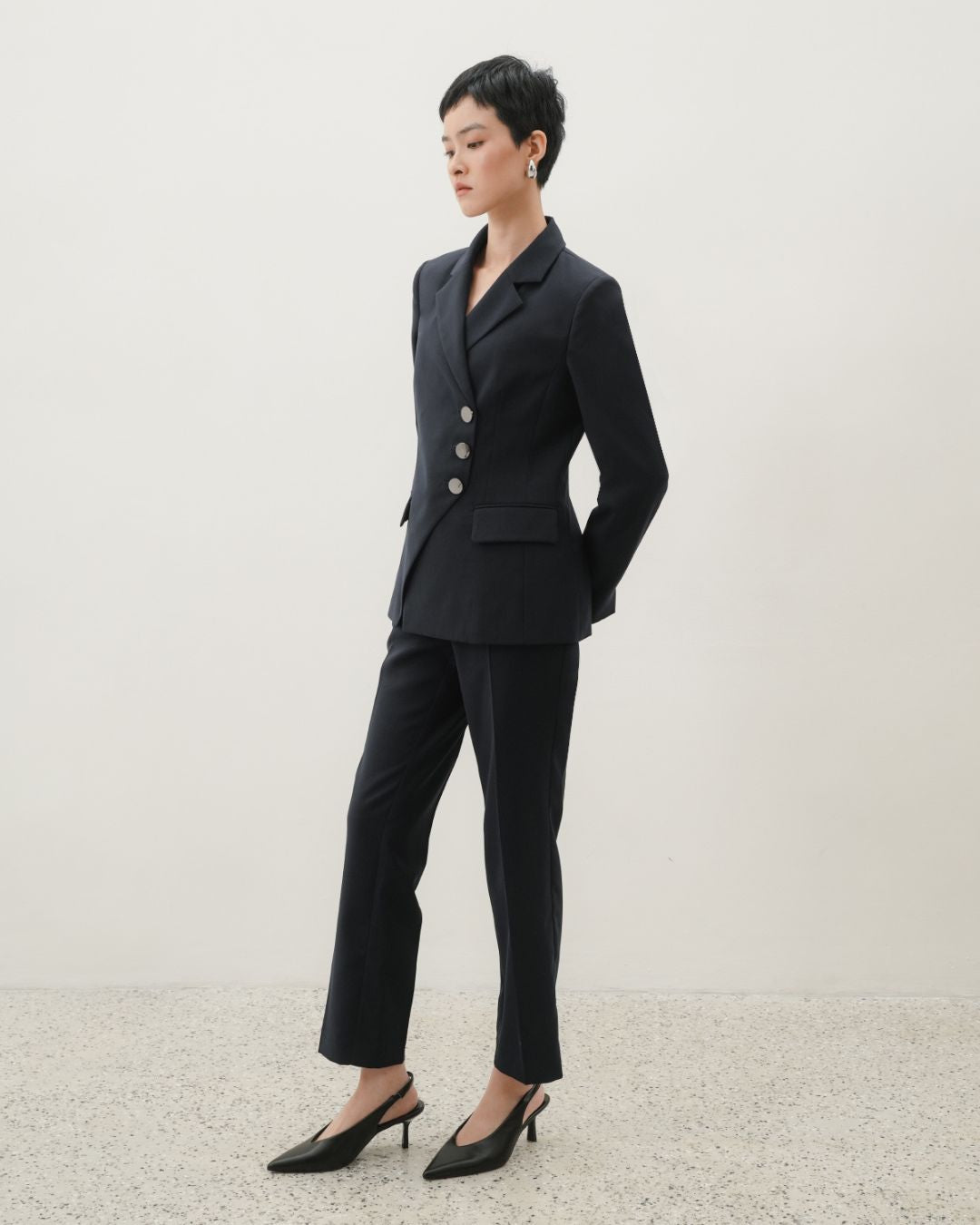 INVIO Valenia Angled Cut Blazer | Jas Wanita