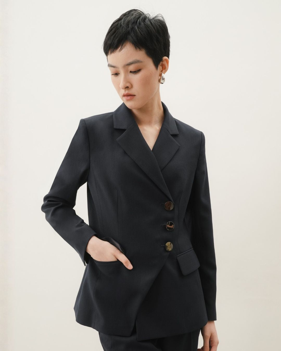 INVIO Valenia Angled Cut Blazer | Jas Wanita