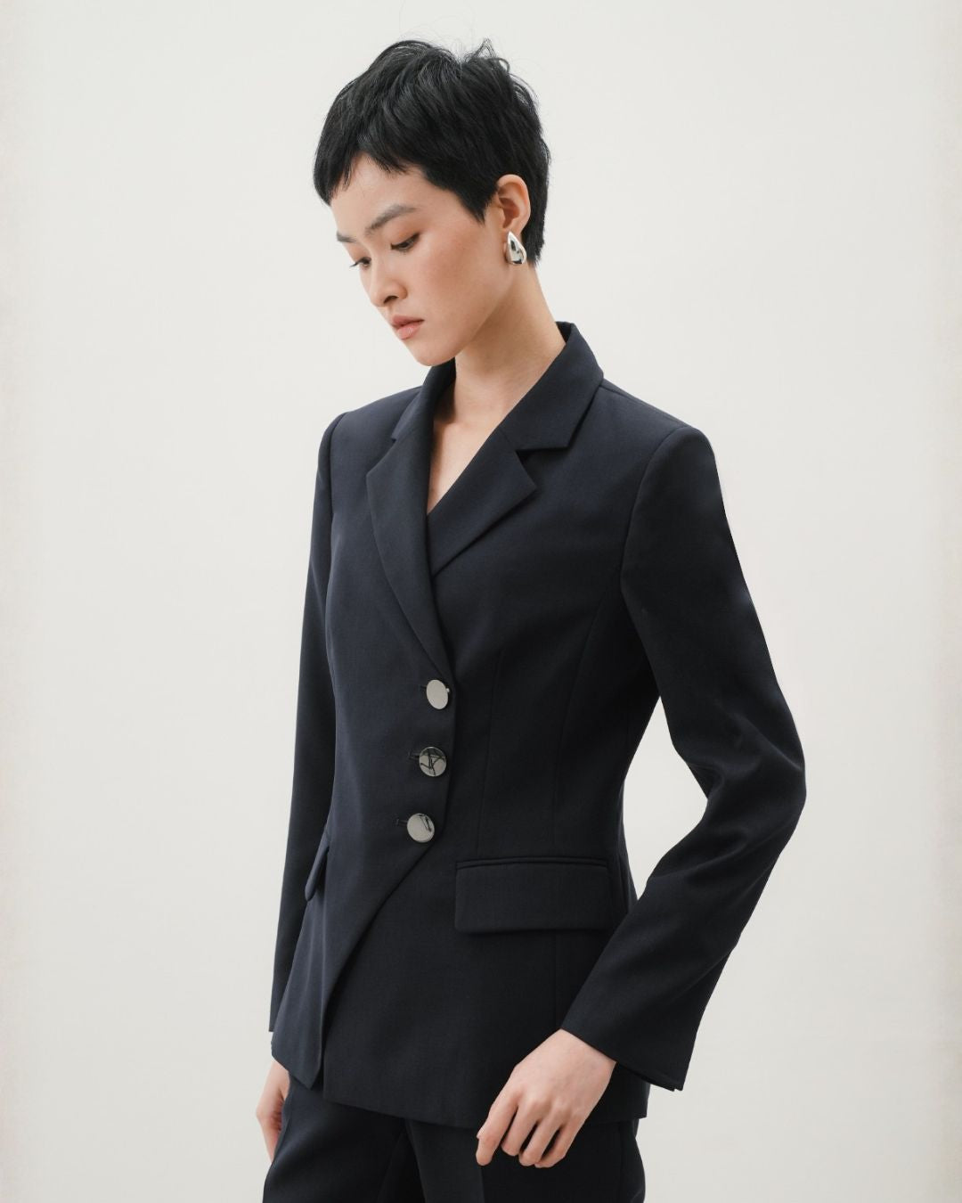 INVIO Valenia Angled Cut Blazer | Jas Wanita