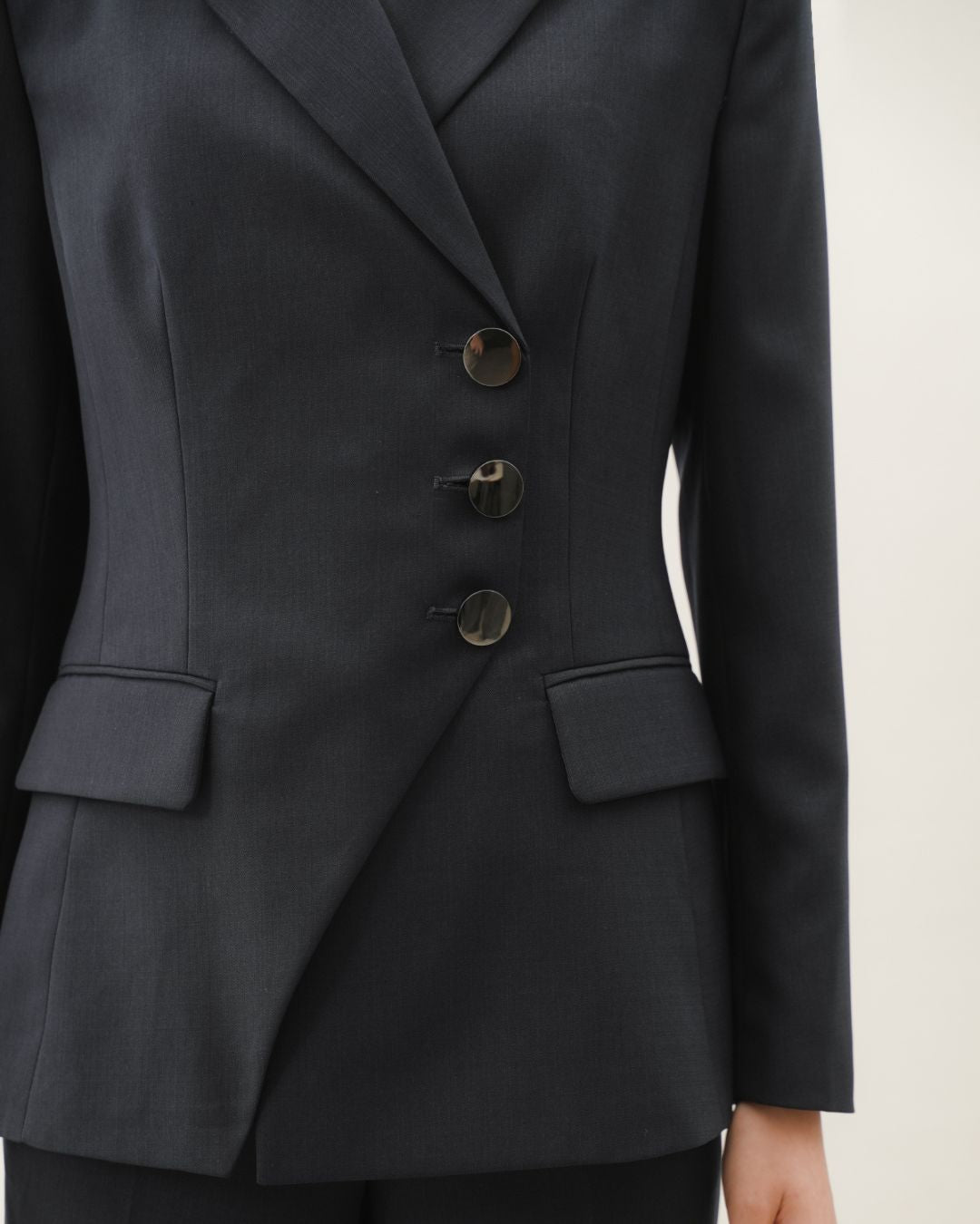 INVIO Valenia Angled Cut Blazer | Jas Wanita