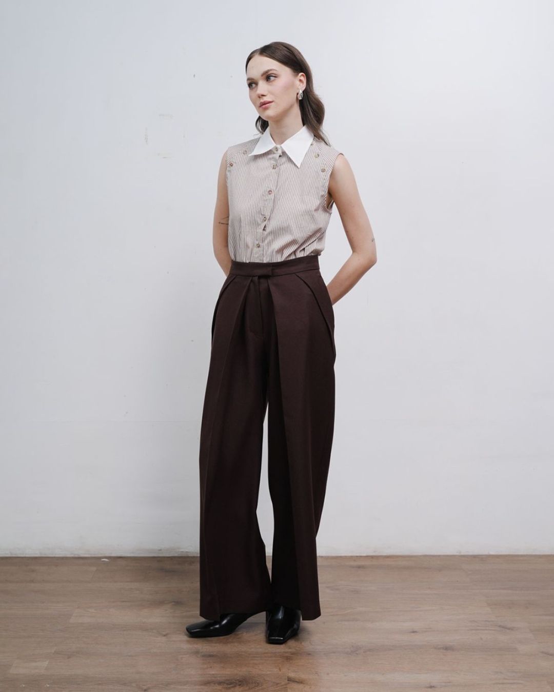 INVIO Zevaya Sculpted Pleat Trousers | Celana Wanita - Atelier Collection