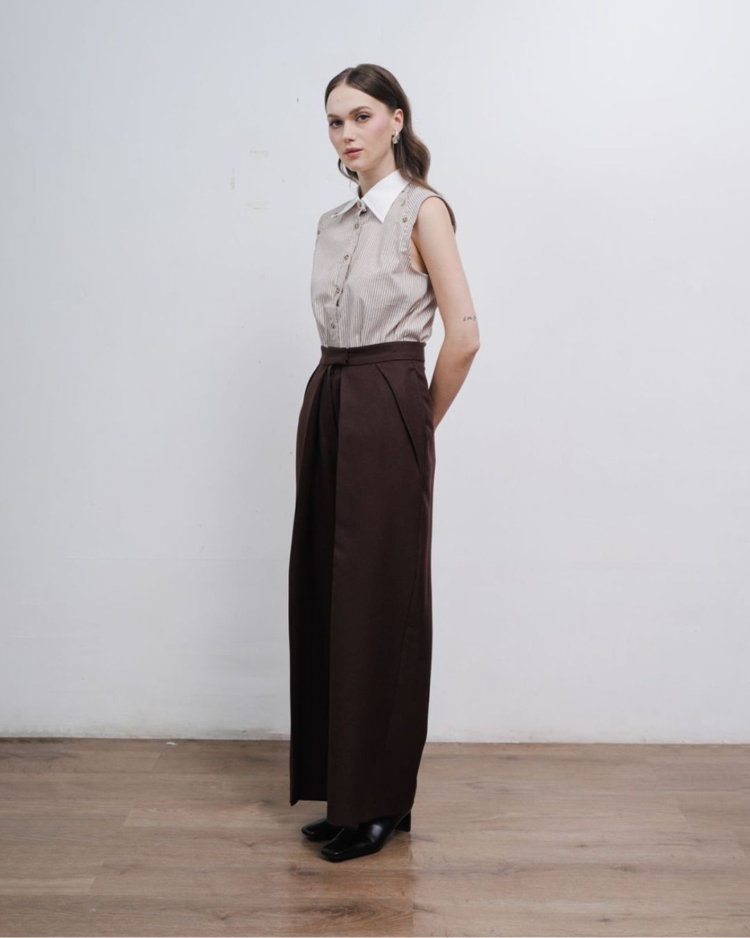 INVIO Zevaya Sculpted Pleat Trousers | Celana Wanita - Atelier Collection