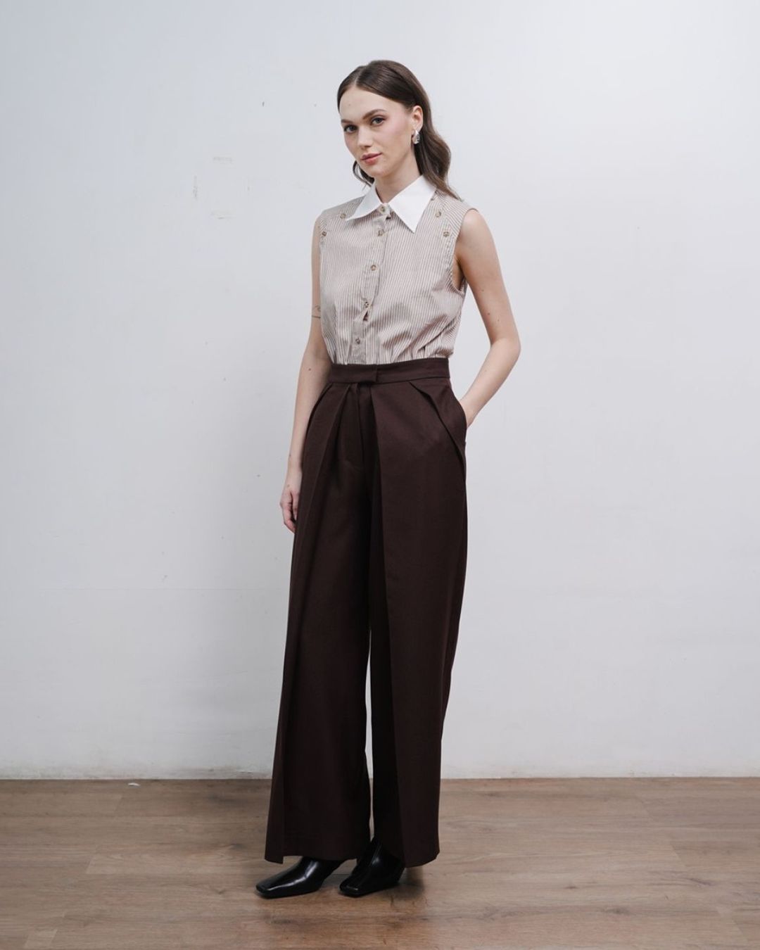 INVIO Zevaya Sculpted Pleat Trousers | Celana Wanita - Atelier Collection