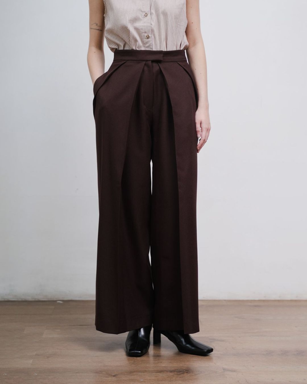 INVIO Zevaya Sculpted Pleat Trousers | Celana Wanita - Atelier Collection