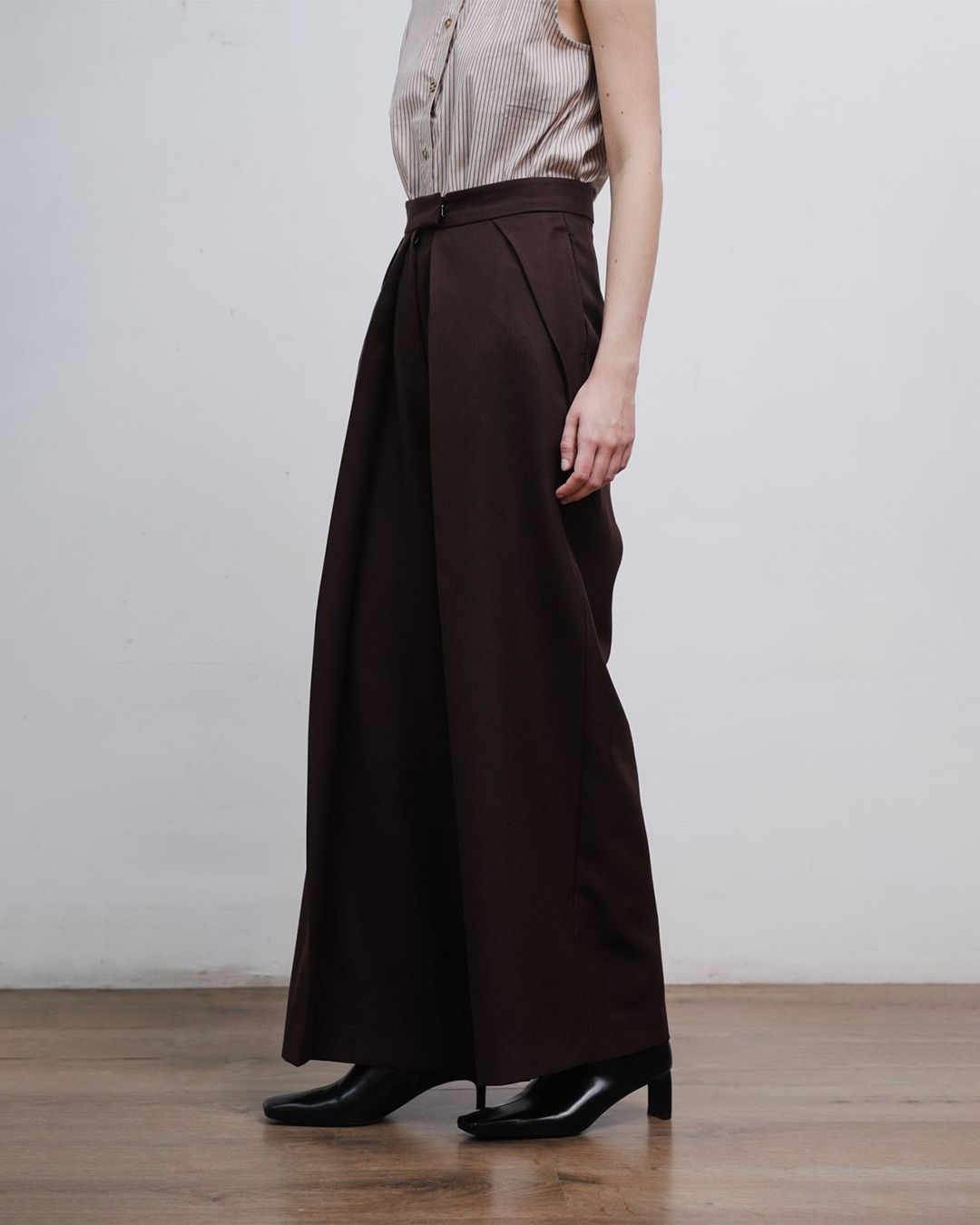 INVIO Zevaya Sculpted Pleat Trousers | Celana Wanita - Atelier Collection