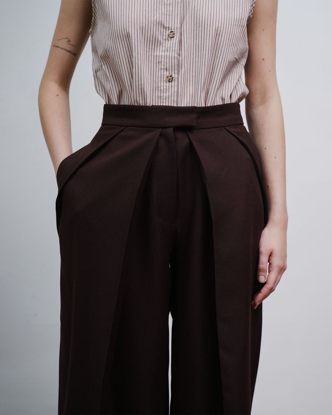INVIO Zevaya Sculpted Pleat Trousers | Celana Wanita - Atelier Collection