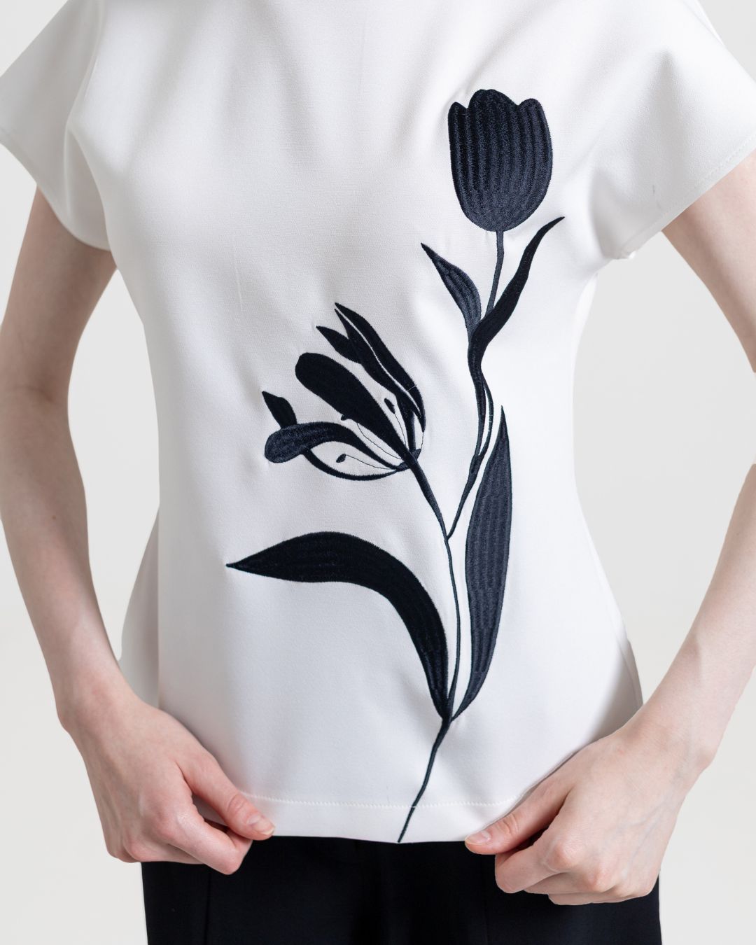 INVIO Zyrielle Floral Embroidery Blouse | Atasan Wanita - Atelier
