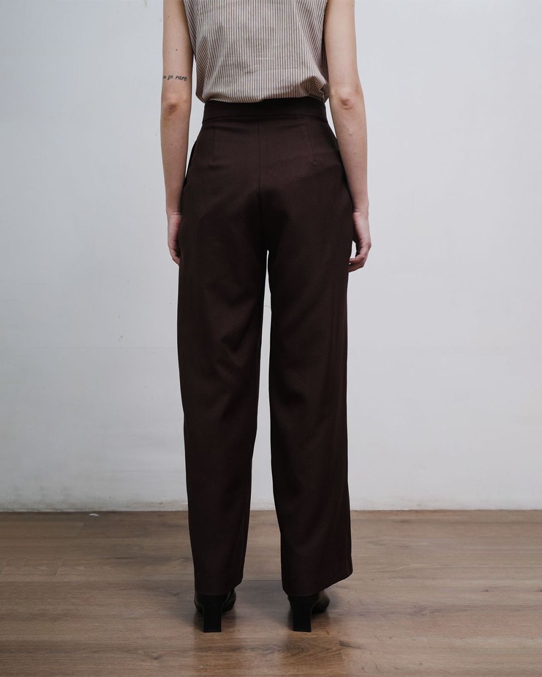 INVIO Zevaya Sculpted Pleat Trousers | Celana Wanita - Atelier Collection